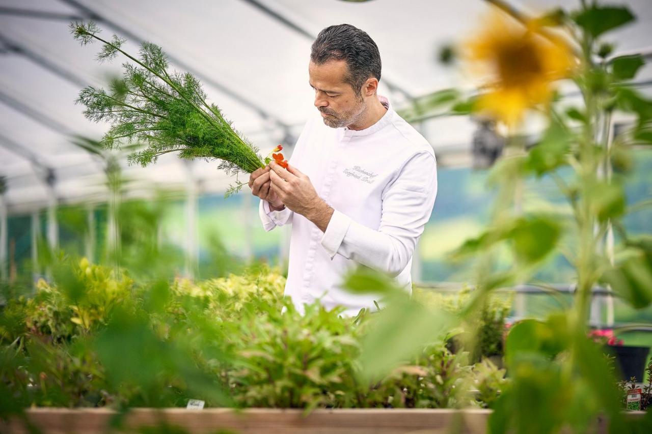 Imlauer Hotel Schloss Pichlarn Aigen im Ennstal Exterior foto A chef working in a greenhouse